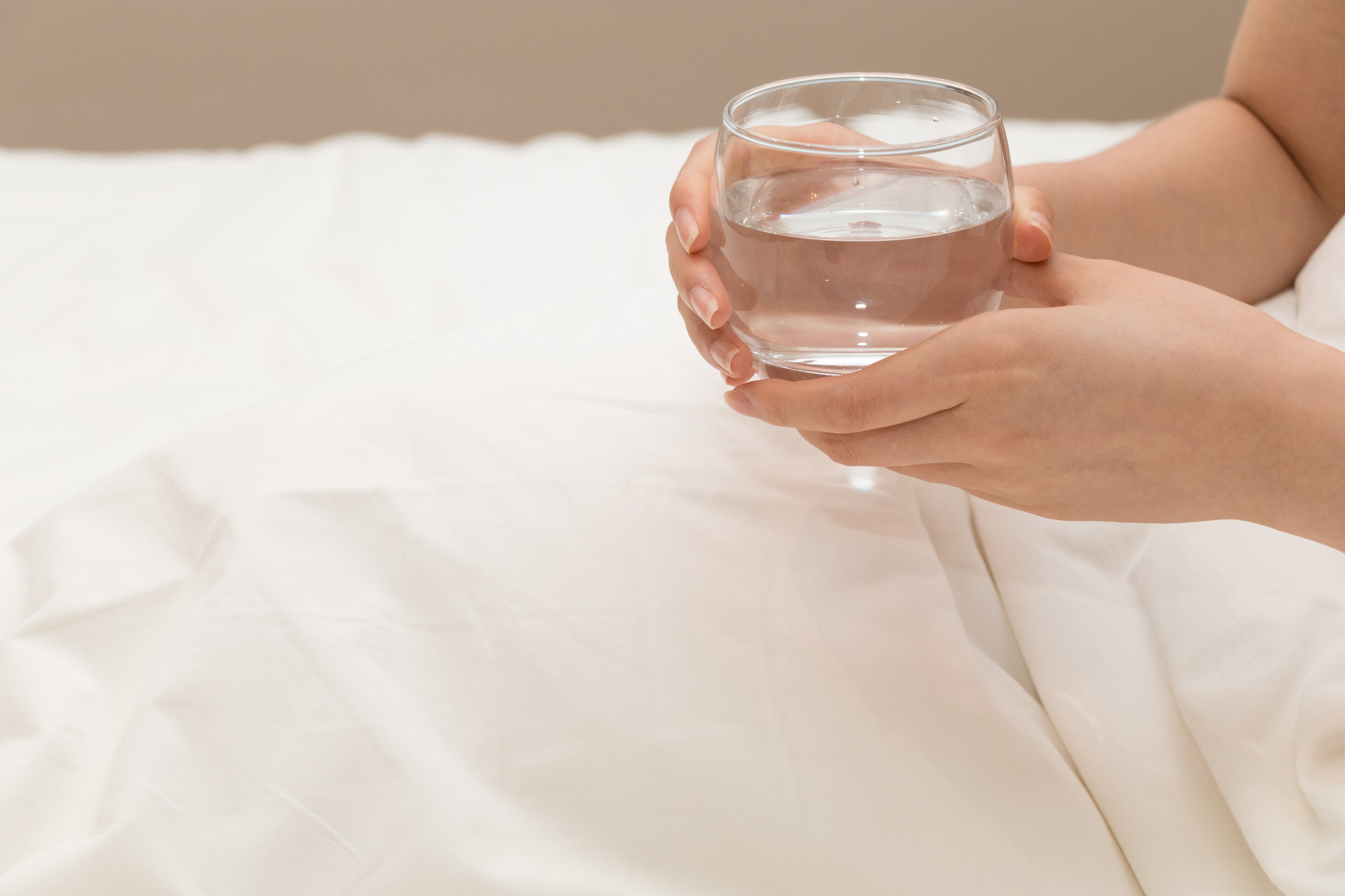 1647324475738499.jpg 摄图网_500609957_banner_早起起床拿着水杯喝水特写(企业商用).jpg